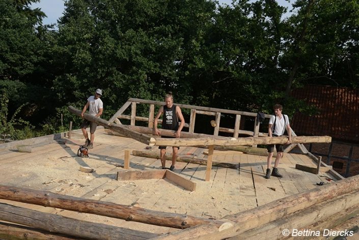 Team der Ahauser Zimmerei richtet ein Holzgebinde auf