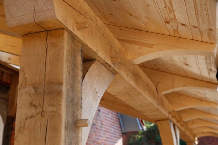 Detail einer Carport-Konstruktion mit Kopfband und Pfette